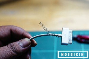 langkah ke 5 memasukan kabel dalam per untuk ngebikin Pelindung Kabel Charger Smartphone DIY